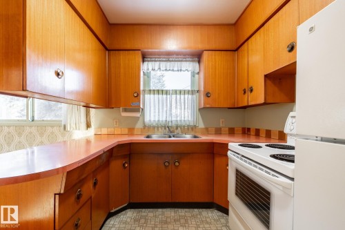 4842 116 Avenue Nw, Edmonton, AB - Indoor Photo Showing Kitchen With Double Sink