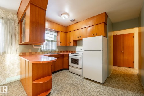 4842 116 Avenue Nw, Edmonton, AB - Indoor Photo Showing Kitchen With Double Sink