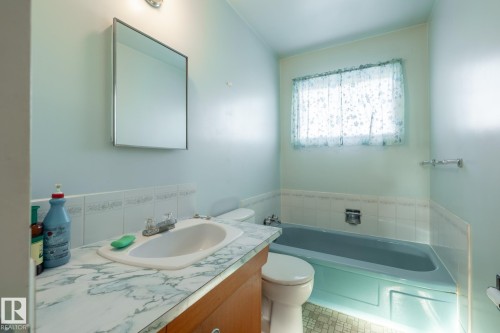 4842 116 Avenue Nw, Edmonton, AB - Indoor Photo Showing Bathroom
