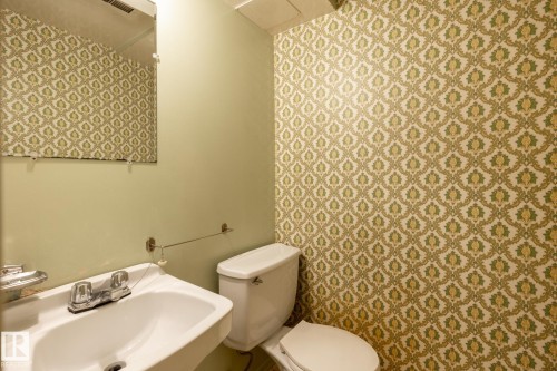 4842 116 Avenue Nw, Edmonton, AB - Indoor Photo Showing Bathroom