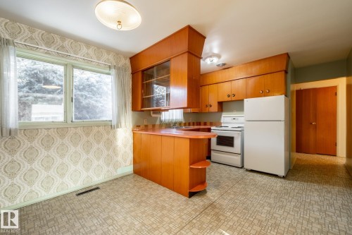 4842 116 Avenue Nw, Edmonton, AB - Indoor Photo Showing Kitchen