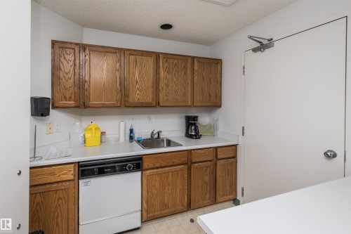 36 303 Twin Brooks Drive, Edmonton, AB - Indoor Photo Showing Kitchen