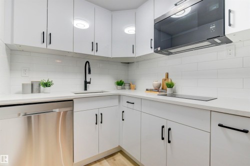 2712 41 Street, Edmonton, AB - Indoor Photo Showing Kitchen With Upgraded Kitchen