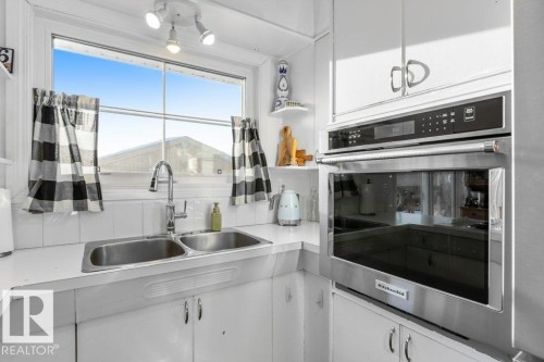 36 Sunset Blvd, St. Albert, AB - Indoor Photo Showing Kitchen With Double Sink