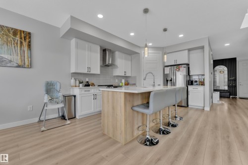 3003 4 Street, Edmonton, AB - Indoor Photo Showing Kitchen With Upgraded Kitchen