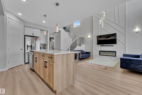 3003 4 Street, Edmonton, AB - Indoor Photo Showing Kitchen With Upgraded Kitchen