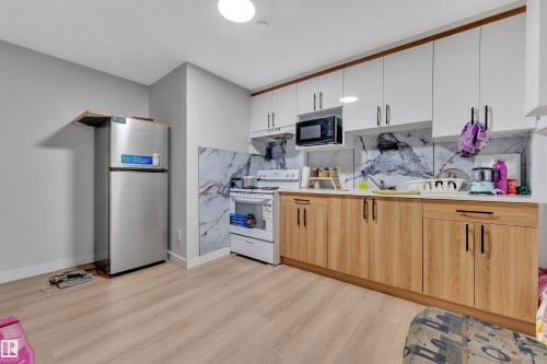 3003 4 Street, Edmonton, AB - Indoor Photo Showing Kitchen