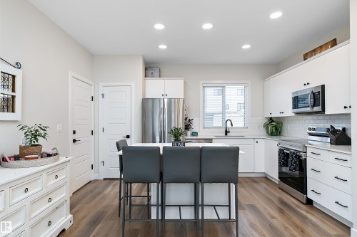 17 Emerald Way, Spruce Grove, AB - Indoor Photo Showing Kitchen
