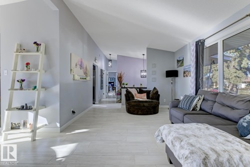 5707 89 Avenue, Edmonton, AB - Indoor Photo Showing Living Room