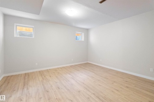 Empty room featuring baseboards and light wood finished floors - 107 Cresthaven Grove, Ardrossan, AB - Indoor Photo Showing Other Room
