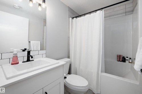 7027 54 Avenue, Beaumont, AB - Indoor Photo Showing Bathroom