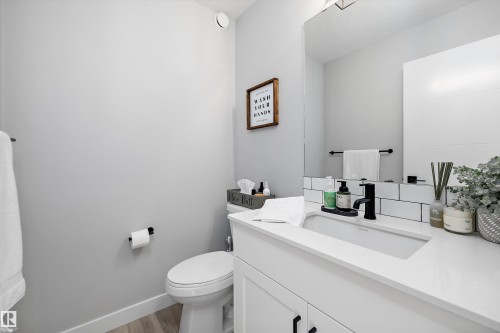 7027 54 Avenue, Beaumont, AB - Indoor Photo Showing Bathroom