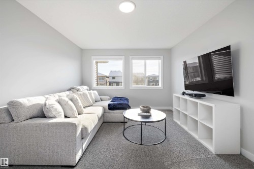 7027 54 Avenue, Beaumont, AB - Indoor Photo Showing Living Room
