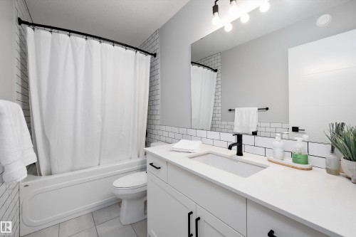 7027 54 Avenue, Beaumont, AB - Indoor Photo Showing Bathroom