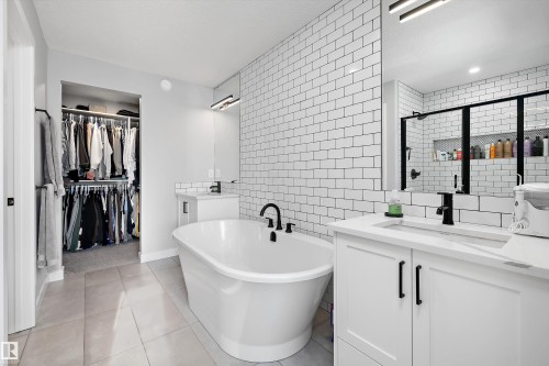 7027 54 Avenue, Beaumont, AB - Indoor Photo Showing Bathroom