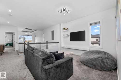 Living area with light carpet - 5304 Kimball Place, Edmonton, AB - Indoor Photo Showing Living Room