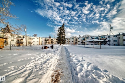 View of asphalt road with a residential view - 4B 13230 Fort Road, Edmonton, AB - Outdoor