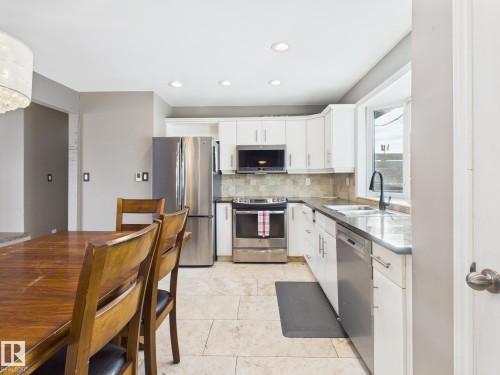 352 Huffman Crescent, Edmonton, AB - Indoor Photo Showing Kitchen
