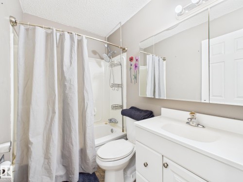 352 Huffman Crescent, Edmonton, AB - Indoor Photo Showing Bathroom
