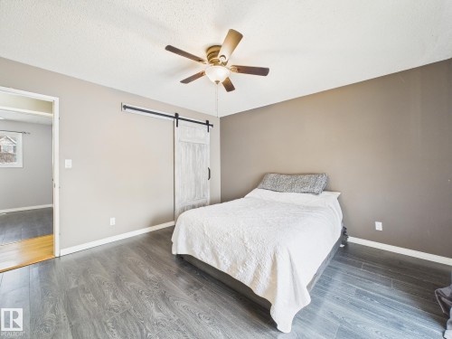 352 Huffman Crescent, Edmonton, AB - Indoor Photo Showing Bedroom