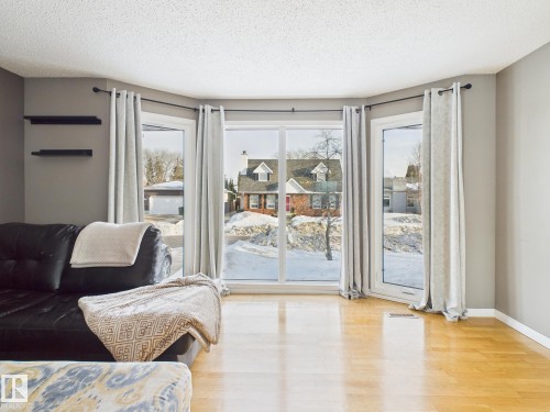 352 Huffman Crescent, Edmonton, AB - Indoor Photo Showing Living Room