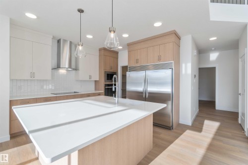 2215 4 Avenue, Edmonton, AB - Indoor Photo Showing Kitchen With Upgraded Kitchen