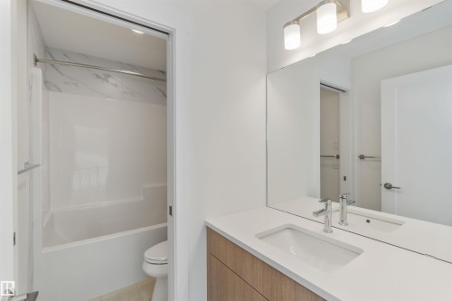 2215 4 Avenue, Edmonton, AB - Indoor Photo Showing Bathroom