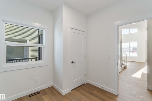 2215 4 Avenue, Edmonton, AB - Indoor Photo Showing Other Room