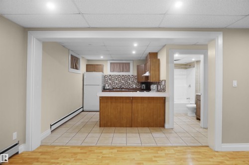 12411 132 Avenue, Edmonton, AB - Indoor Photo Showing Kitchen