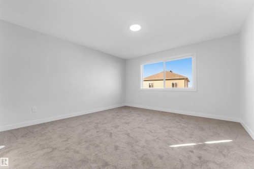 911 18 Avenue, Edmonton, AB - Indoor Photo Showing Other Room