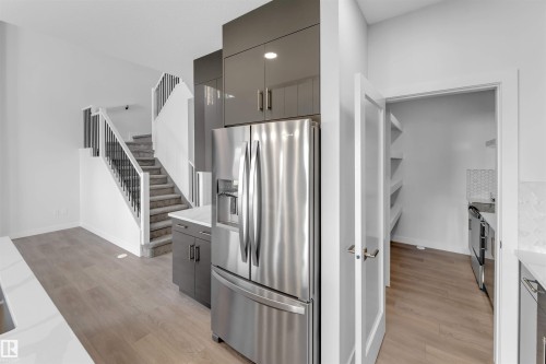 911 18 Avenue, Edmonton, AB - Indoor Photo Showing Kitchen