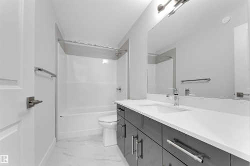 911 18 Avenue, Edmonton, AB - Indoor Photo Showing Bathroom