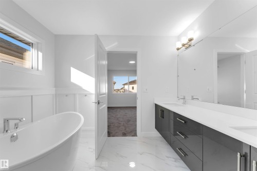 911 18 Avenue, Edmonton, AB - Indoor Photo Showing Bathroom