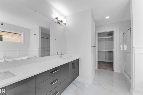 935 18 Avenue, Edmonton, AB - Indoor Photo Showing Bathroom