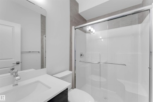 935 18 Avenue, Edmonton, AB - Indoor Photo Showing Bathroom