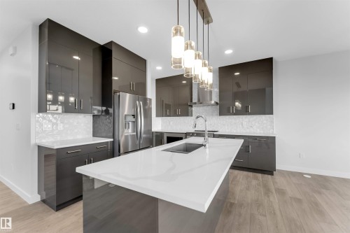 935 18 Avenue, Edmonton, AB - Indoor Photo Showing Kitchen With Upgraded Kitchen