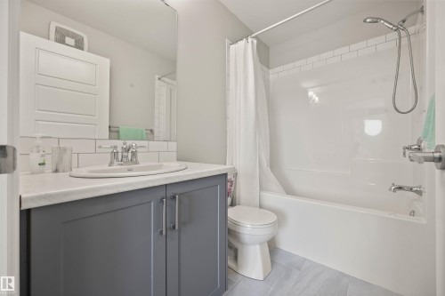 7828 Koruluk Link Link, Edmonton, AB - Indoor Photo Showing Bathroom