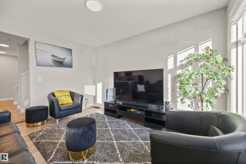 7828 Koruluk Link Link, Edmonton, AB - Indoor Photo Showing Living Room