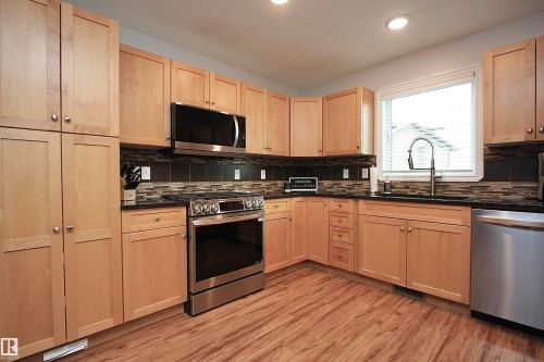 7514 40 Ave, Camrose, AB - Indoor Photo Showing Kitchen