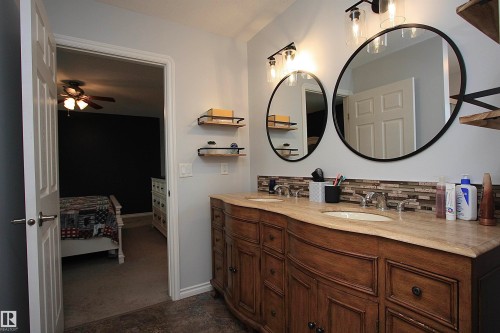 7514 40 Ave, Camrose, AB - Indoor Photo Showing Bathroom