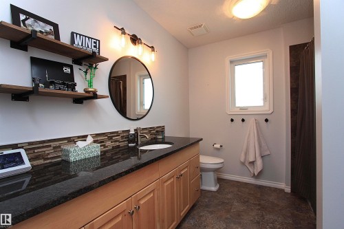7514 40 Ave, Camrose, AB - Indoor Photo Showing Bathroom