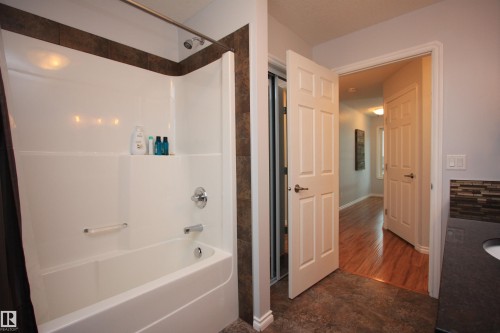 7514 40 Ave, Camrose, AB - Indoor Photo Showing Bathroom