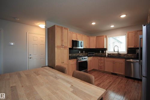 7514 40 Ave, Camrose, AB - Indoor Photo Showing Kitchen