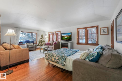 Bedroom with wood finished floors and lofted ceiling - 5043 48 St, Sylvan Lake, AB - Indoor
