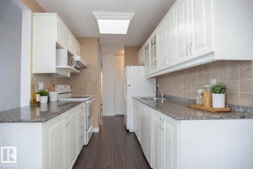 1808 9909 104 Street, Edmonton, AB - Indoor Photo Showing Kitchen