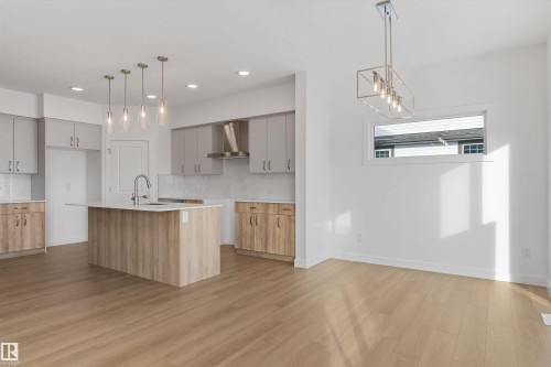 740 Astoria Way, Devon, AB - Indoor Photo Showing Kitchen With Upgraded Kitchen