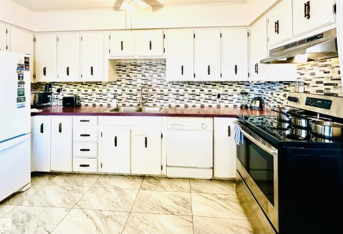 141 Willow Drive, Wetaskiwin, AB - Indoor Photo Showing Kitchen With Double Sink