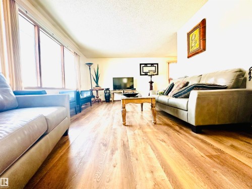 141 Willow Drive, Wetaskiwin, AB - Indoor Photo Showing Living Room