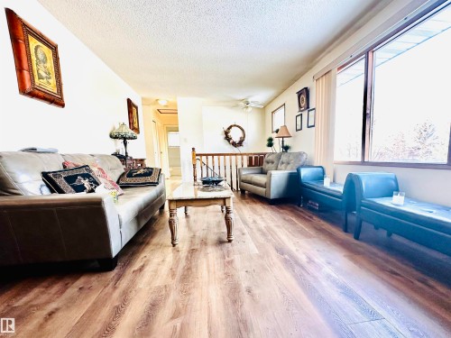 141 Willow Drive, Wetaskiwin, AB - Indoor Photo Showing Living Room