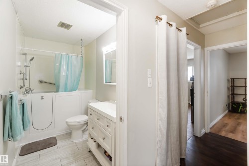 11306 32 Street, Edmonton, AB - Indoor Photo Showing Bathroom
